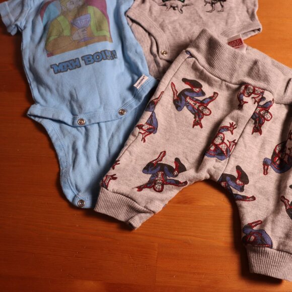 Lot of 8 baby clothes for 0/3M clothing,  longsleeved, shortsleeve, combo, dino - Picture 3 of 8